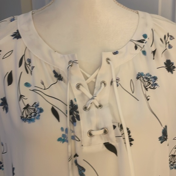 a.n.a. A New Approach SZ M Women’s Pullover tie front Blouse with Ruffle Hem - Picture 6 of 15